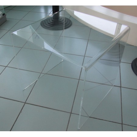 Comodino in plexiglass trasparente con due ripiani intermedi 30x30H65.